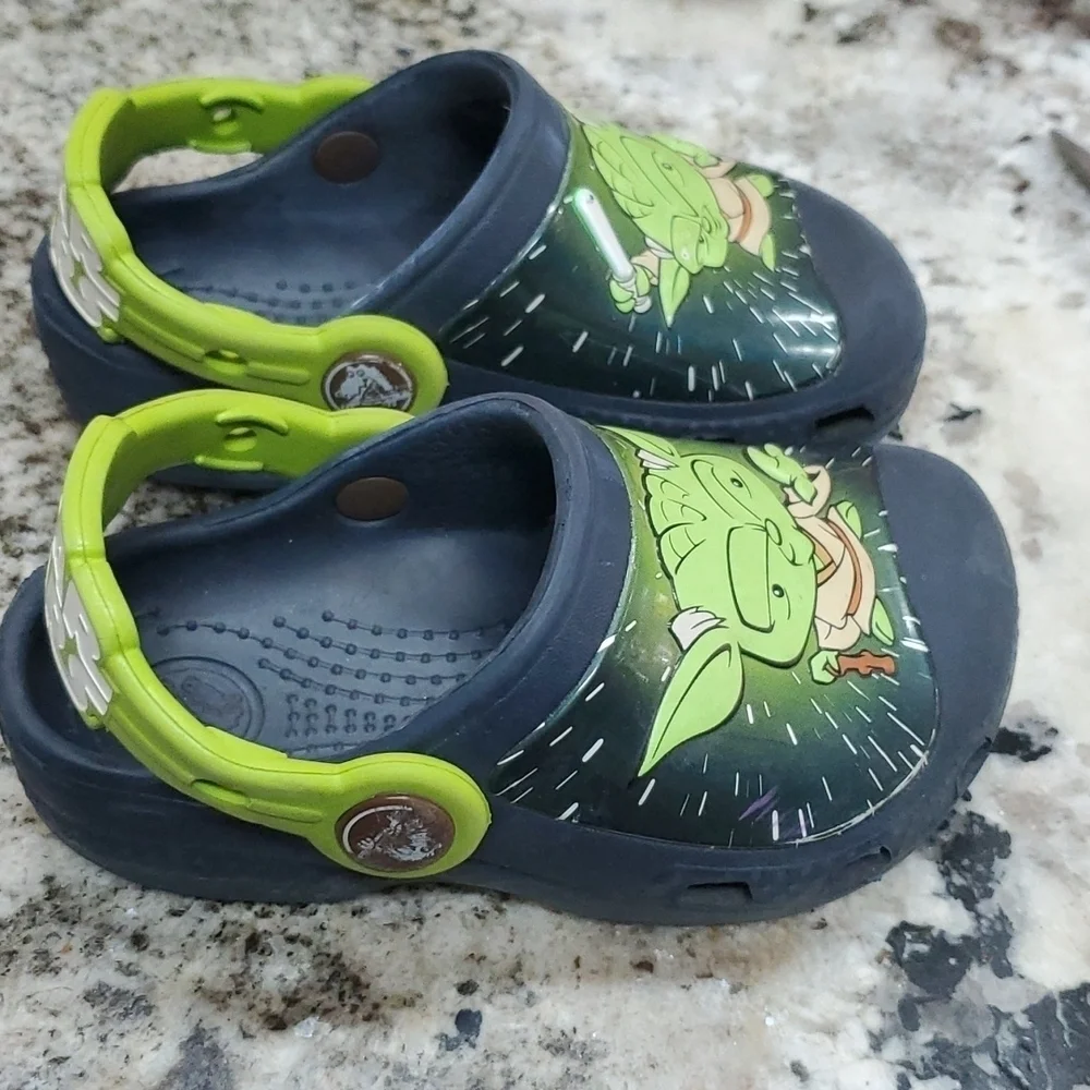 Crocs Star Wars Yoda size 6 To 7C shoes